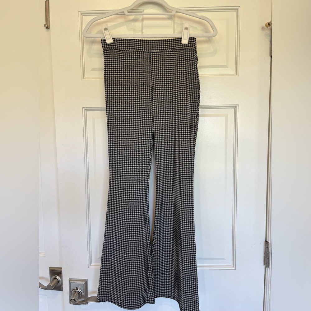 Flare Black and White Abercrombie’s and Fitch pants